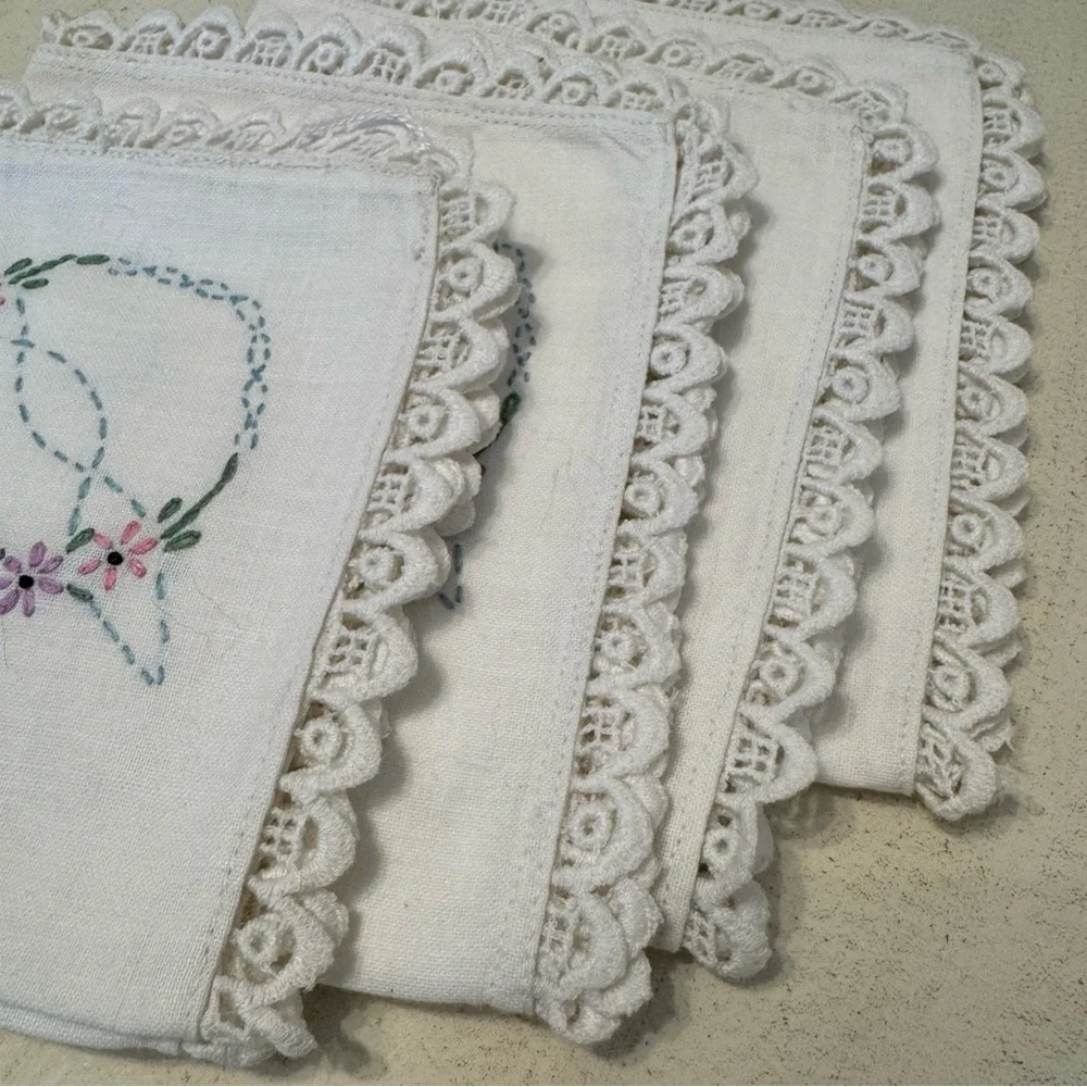 Vintage Hand Embroidered Linen  Floral w/Crocheted Lace Border 4/ Napkins